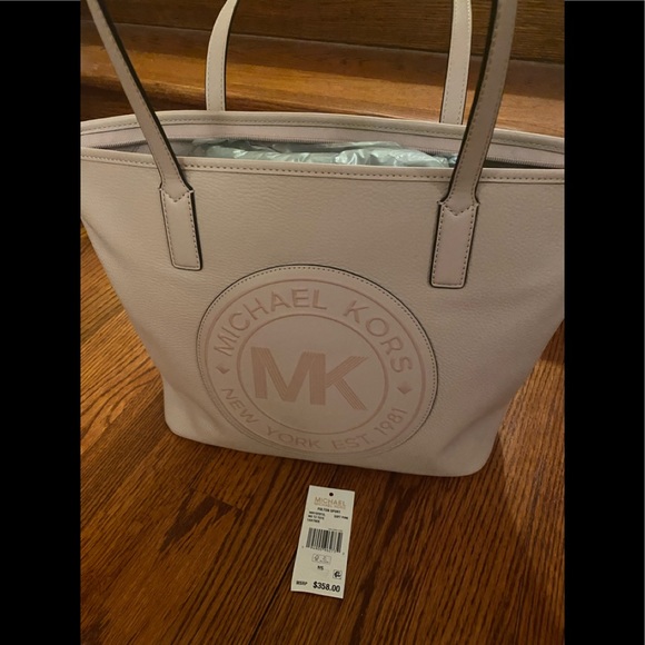 Michael Kors pale pink Tote Handbag. New w/tags, zippered top side compartments - Picture 2 of 6